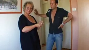 Ο μπούστος 19χρονος έφηβος Skylar χαλαρώνει την ένταση στην κράτηση