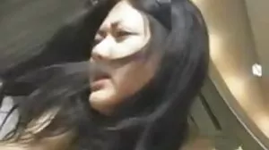 Η Slutty Brunette με το στολισμένο Pussy σαγηνεύει τον Wanker