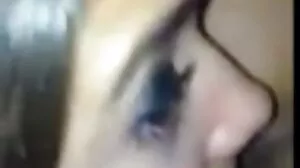 Ο Fishnet Floozy δεν μπορεί να παρακολουθήσει ταινία όταν δαγκώνει Horny