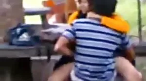 Το άτακτο κορίτσι τρώει την ημέρα των Χριστουγέννων